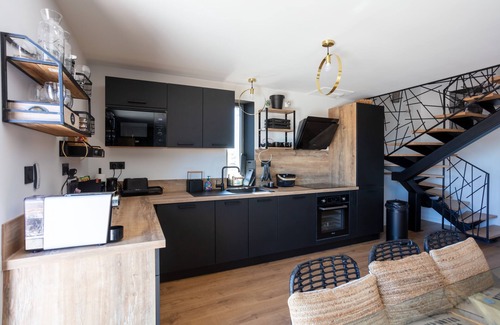 Saint-Chely-d'Aubrac Cottage | Warm, modern Buron with views of the Aubrac mountains