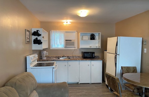 Wasaga Beach Cabin | Wasaga Beach Walk to main beach Free Parking Free Wi-Fi