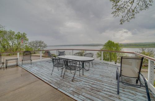Peoria Heights House | Watch the Sunrise at this Quaint Lake-View Cottage