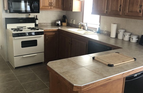 Division No. 3 Cottage | Water Front Cottage near Waterton (30 min)