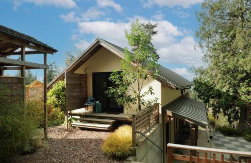 Clinton House | Water Mtn Views, Forest Walk To Beach!