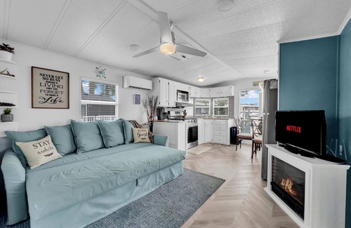 Sherkston Cottage | Water Park ~ Walk to Beach ~ Mini Golf ~ Sleeps 8 ~ AC & WiFi