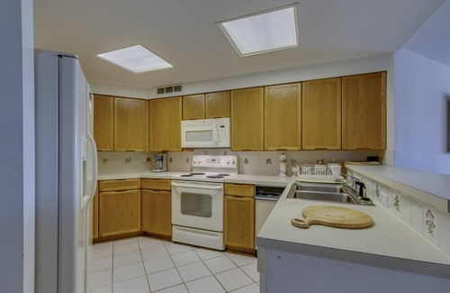 Stone Harbor Condo | WATER VIEW! Centrally located in Stone Harbor across the street from the beach and 1 block to downtown shopping,