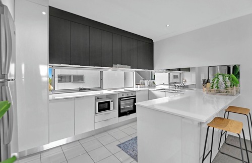 Carrara Apartment | Water View Modern Three-level Townhouse in Carrara