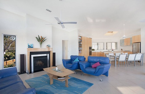 Budgewoi House | Water Views, Close to Beach & Lake - Relax! nCosy Fire, Pool Table Foosball Spa