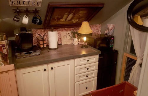 Hickman Apartment | Waterfall Suite- Private Secluded Loft in Lyles