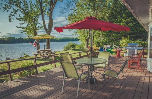 Mansfield-et-Pontefract Cottage | Waterfront Beach Paradise - 3 Bed, 2 Washroom Cottage with Outdoor Bar