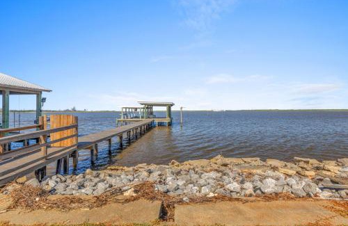 Sulphur House | Waterfront 3 Bedroom Home