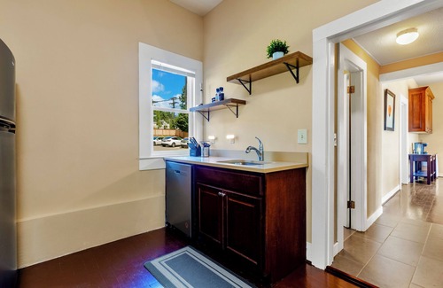 Inglewood-Finn Hill House | Waterfront 4 Beds House with Private Lake Access