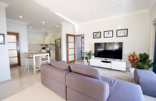 Burraneer House | WATERFRONT 7x BEDROOM APARTMENT W/HOT TUB