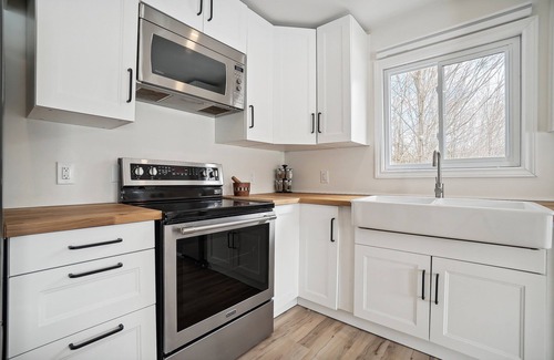 Saint-Emile-de-Suffolk Ski Chalet | Waterfront & A Waterfall!