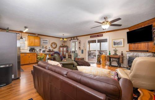 Stanardsville House | Waterfront Cabin 20 Mins to National Park & Massanutten!