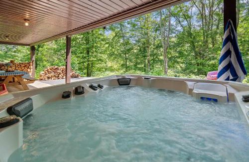 Tunkhannock House | WaterFront Cabin Hot Tub Kayaks Firepit Game Consoles