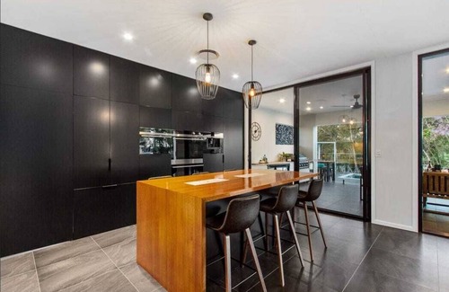 Helensvale House | Waterfront close to theme parks