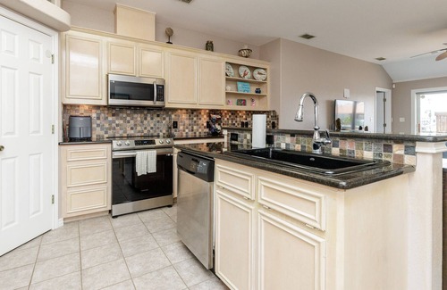 Corpus Christi Condo | Waterfront Condo W/Two Private Decks, Garage Access + Washer & Dryer!