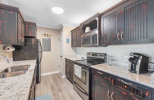 Corpus Christi Condo | Waterfront Condo with Canal Views, Pool, Hot Tub & Private Balcony