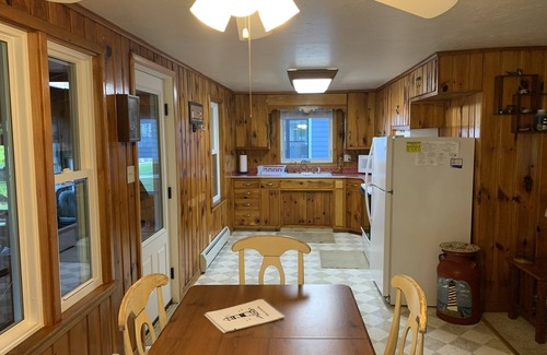 Abrams Cottage | Waterfront Cottage on the bay in Green Bay