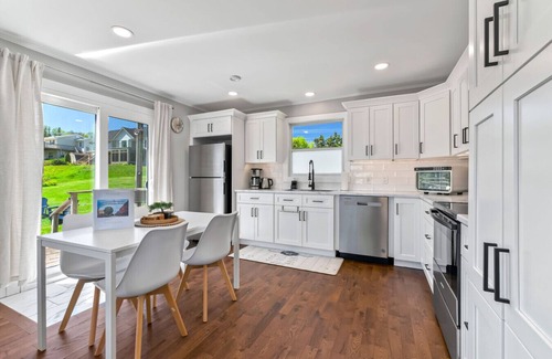 Stratford House | Waterfront Cottage beach access