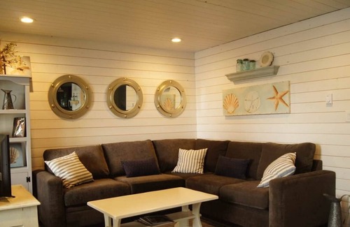 Regional District of Nanaimo Cottage | WATERFRONT Cottage