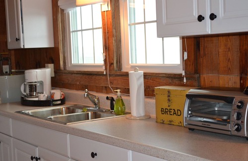 Edwardsville Cottage | Waterfront Cottage On Candy Point: Family-Friendly and Dog-Friendly!