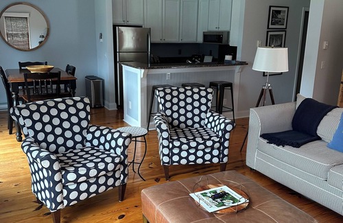 Unionville House | Waterfront Cottage, Private Hot Tub, Fire Pit, Pool - perfect Romantic Getaway