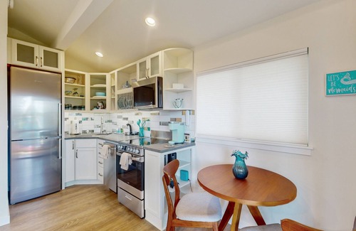 Allyn-Grapeview Apartment | Waterfront couples getaway with patio, gas fireplace, full kitchen and Wifi
