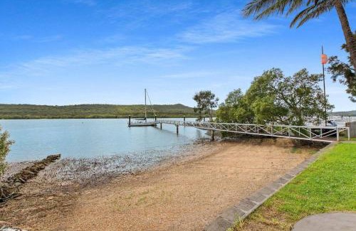 Brisbane Waterfront House | Waterfront, Deep Water Pontoon, views to Straddie