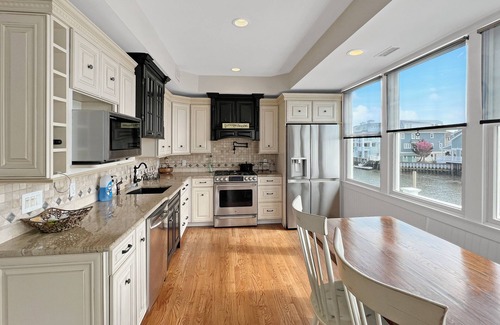 North End House | Waterfront escape, stylish bayfront home with panoramic water views