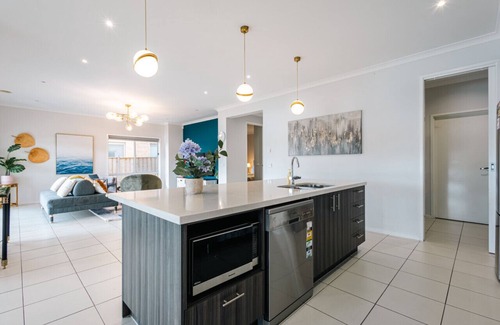 Sanctuary Lakes Villa | Waterfront Grand Villa in Sanctuary Lakes
