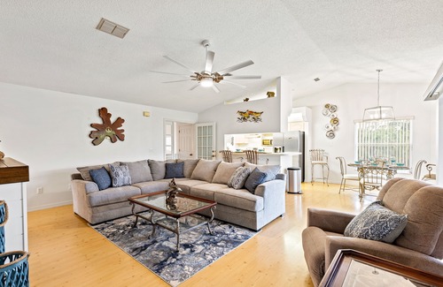 Highlands House | Waterfront home great for family gatherings or weekend getaways! Pet-friendly