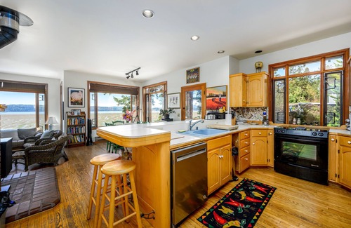 La Conner House | Waterfront, hot tub, wildlife, quiet, sunsets.