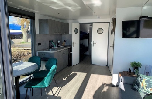 Monnickendam Boat Rental | Waterfront houseboat near the centre
