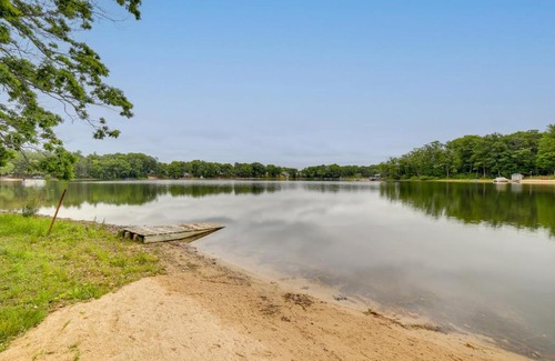 Lake House | Waterfront Lake Cabin Close to Boating and Fishing!