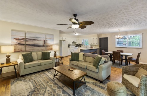 Reed Creek Cabin | Waterfront Lake Cabin! PRIVATE Dock, 12 Mins to Hartwell! 1 mile to boat launch