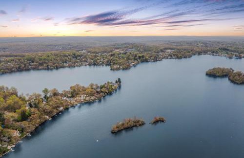 Lake Pocotopaug House | Waterfront Lake House
