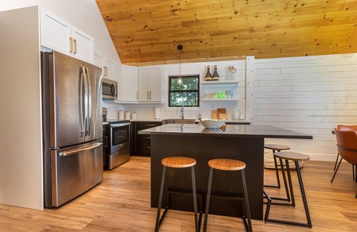 Mundleville Cabin | Waterfront Lodge. Pet friendly. Breathtaking Sunsets!