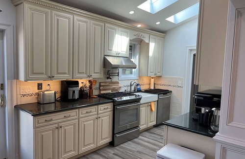 Long Island House | Waterfront Luxury: Brick Ranch - Summer Dream!