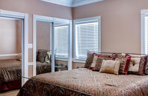 New Orleans East Area Villa | Waterfront NOLA Villa 23 Mi to French Quarter!