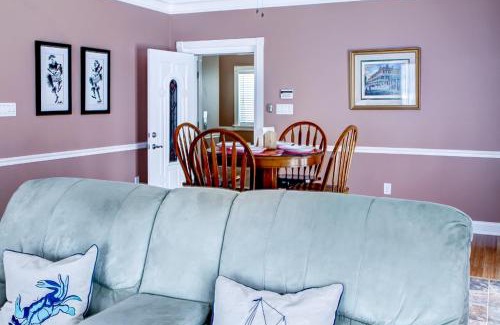 New Orleans East Area Villa | Waterfront NOLA Villa 23 Mi to French Quarter!