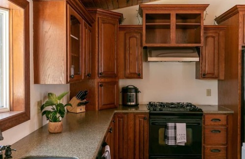 Lakewood Apartment | Waterfront Peninsula Escape Cabin