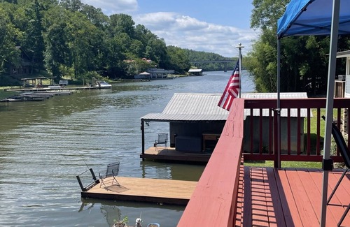 Goodsprings Cabin | Waterfront Retreat on Bankhead Lake