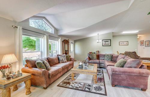 Shady Cove House | Waterfront Shady Cove Home with Fishing Deck!
