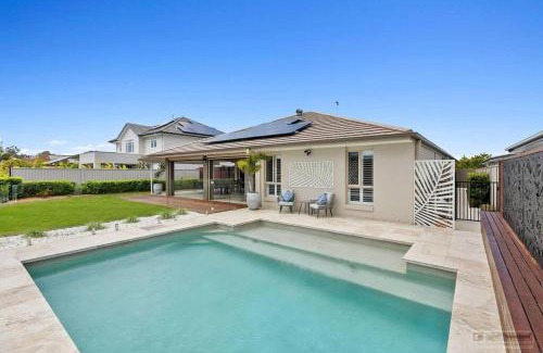 Banksia Beach House | Waters Edge!