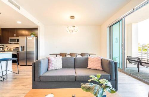 Central Sarasota Apartment | Waterside Retreat: Modern 2BR, Mins to Beach & Apt