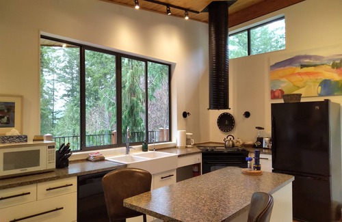 Madeira Park Cabin | Waterview Architectural Gem - Romantic Seclusion!