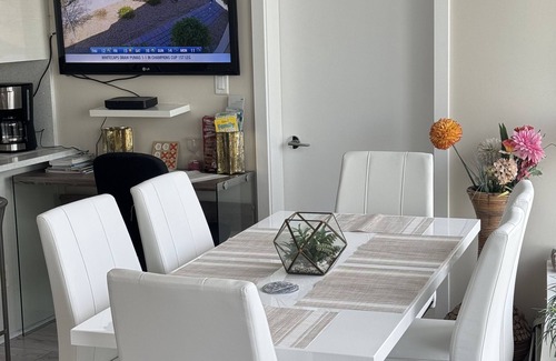 Crosstown Condo | Waterview Bright AC condo in vancouver 4 guests free parking