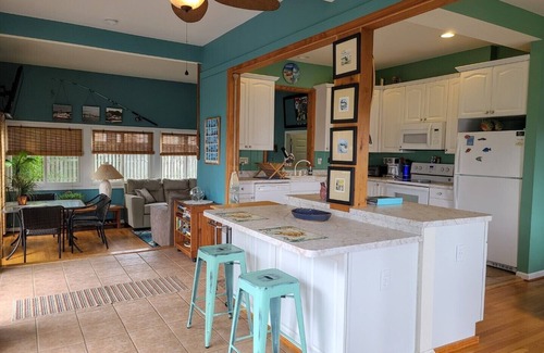 Stevensville House | Waterview Home by Kentmorr Marina, Beach Bar & Grill. Close to wedding venues.