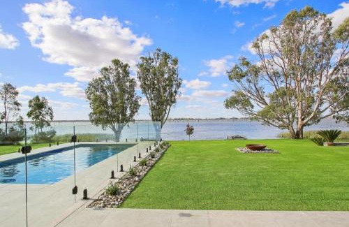 Yarrawonga House | Waterview Place Holiday House