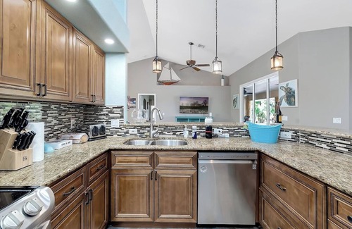 Pine Valley House | Waterview & Pool Estate Sleeps up to 10