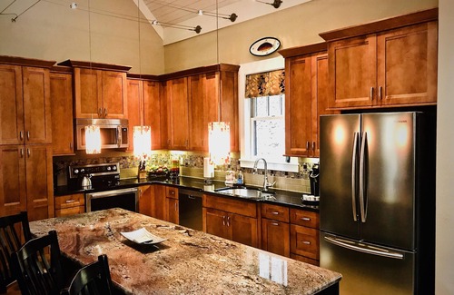 Bryson City Cabin | "Watia Creekside" Luxury/Hot Tub/2 FP's-Lake/Wi-Fi